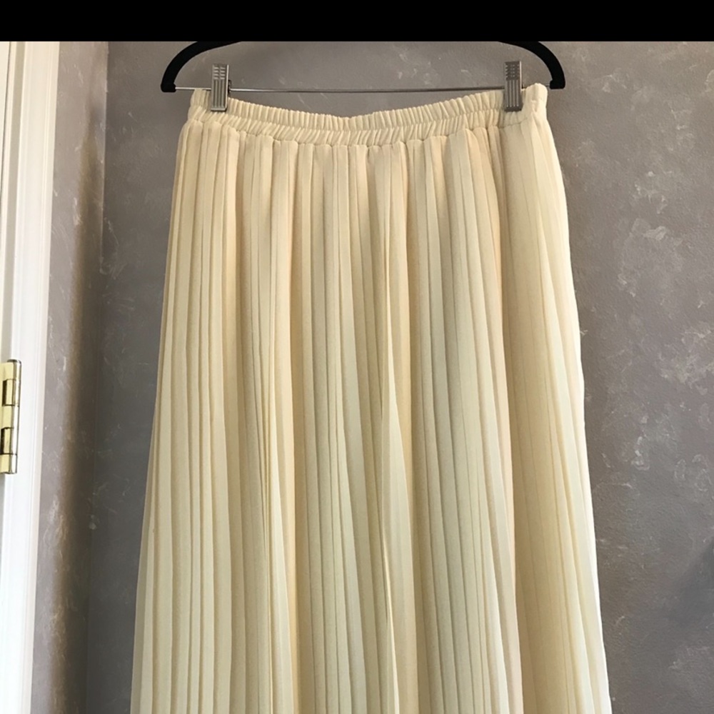 Women’s Pleaded Midi Skirt. Size L